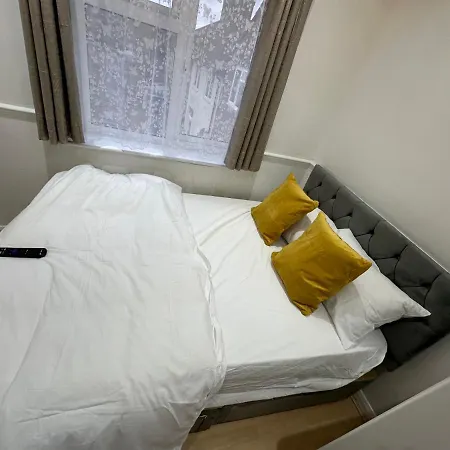 3Rd Studio Flat With Private Toilet And Bathroom Setup For Family Enjoyment 134 Keedonwood Road Bromley